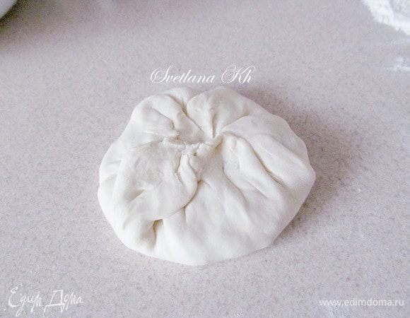 Собрать края к середине, но защипать тщательно, чтобы не осталось дырочек, через которые вытечет весь сок.