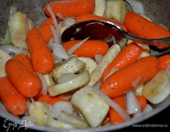 Большую морковь порезать кольцами как и пастернак.
В кастрюле с тяжелым дном солен.воду довести до кипения,добавить овощи и тушить примерно 5 мин.
В большой сковороде разогреть раст.масло на сред.огне.Добавить чеснок и помешивать примерно 30 секунд. или до запаха.Добавить пастернак с морковью и лук. Готовить 5 мин.Посолить и поперчить.
Или можно готовить вместе с индюшкой.Выложив овощи рядом.