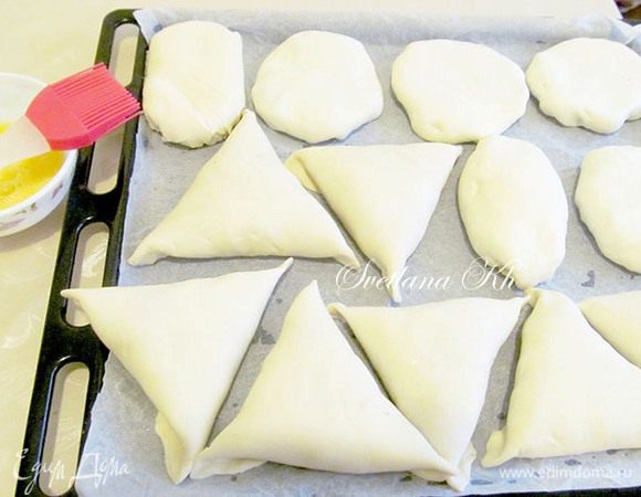 Вот такая разная. Смазать самсу яйцом и поставить выпекать в духовку на 35-40 минут, при 180 гр.