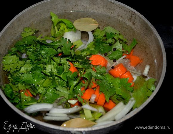 В кастрюлю с тяжелым дном положить шею,потроха. Добавить лук,сельдерей, морковь ,петрушку, черн. горошек,лавровый лист. Залить водой- 6 стаканов. Закрыть крышкой, как закипит вода,огонь убавить и готовить 1-2 часа. 