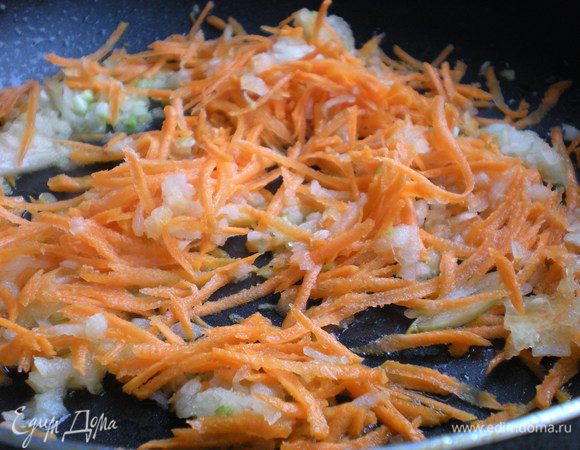 Морковь и лук натертые на буряковой терке обжарить на растительном масле. 