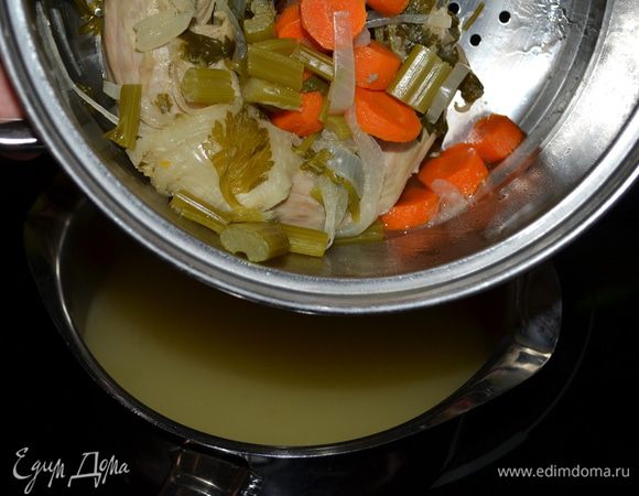 Как время подошло снять с огня ,отцедить бульон в кастрюльку.С шеи снять кусочки мяса,добавить в бульон для соуса.
Муку смешать с 1/4 стак. холод. воды.Долить в бульон ,перемешивая и  варить 5-10 мин.Посолить и поперчить по вкусу .Подавать соус лучше горячим.