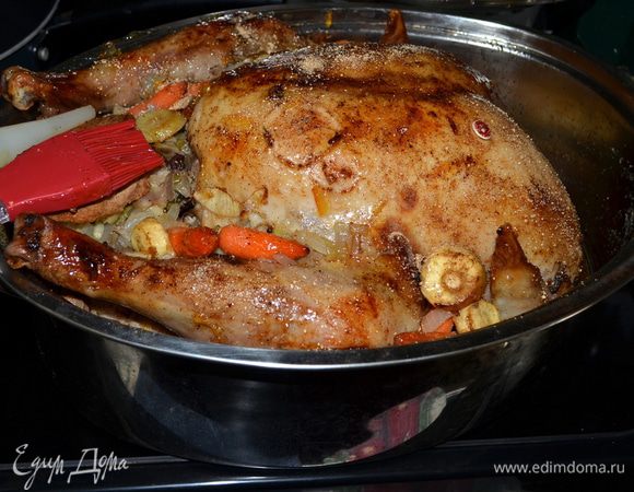 В последний час с индюшки снять фольгу,поливать соком,что образовался вокруг нее. За 30 мин. приготовления добавить овощи с 5 шага.Смазать кисточкой  индюшку апельсиновым мармеладным джемом.
Посыпать апельсин. цедрой сверху.
