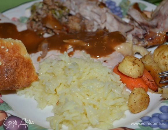 На готовность  птицы проверяем спец .термометром. Деления обычно есть в Фаренгейтах и в Градусах. Грудка должна быть 170 Ф.,180 Ф бедрышки,165 Ф начинка. Снимем с начинки кусок хлеба.Закроем готовую индюшку фольгой и дадим постоять 20 мин. отдохнуть. Начинку переложим в отдельное блюдо.
Разрезаем индюшку на кусочки и подаем на выбор: с начинкой,овощами и соусом.
Приятного аппетита и праздника!!!