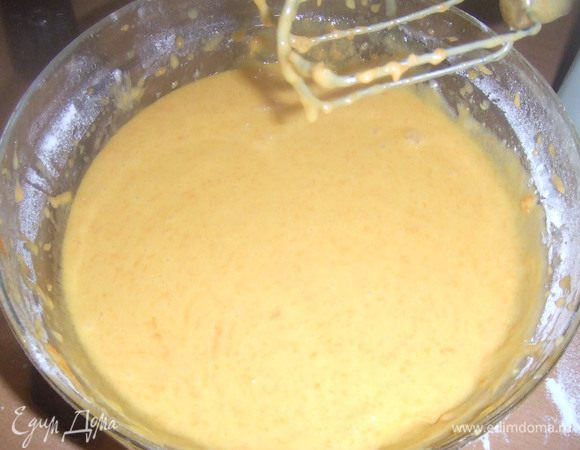 Берем две глубокие миски. В одной нужно просеять муку с разрыхлителем  и солью, затем добавить сахар. В другой кладем натертую тыкву, яйца, растительное масло, все перемешиваем. Соединяем сухие и мокрые ингредиенты.