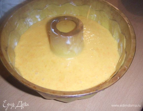 Форму для выпекания нужно смазать маслом, и выложить в нее тесто. 