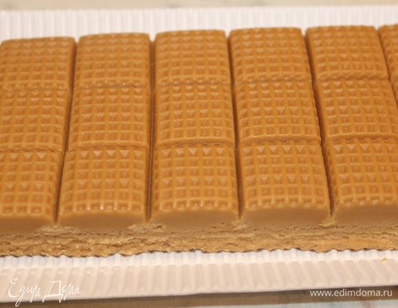 Поломать на кусочки или мелко нарезать ирис