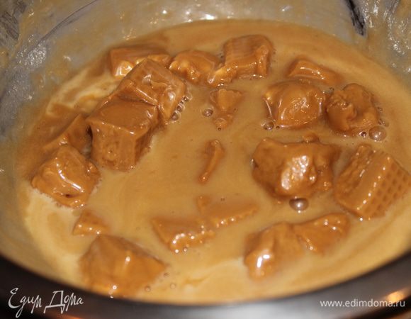 Растопить на водяной бане ирис с добавлением сливок (5 ст.л.) и коньяка