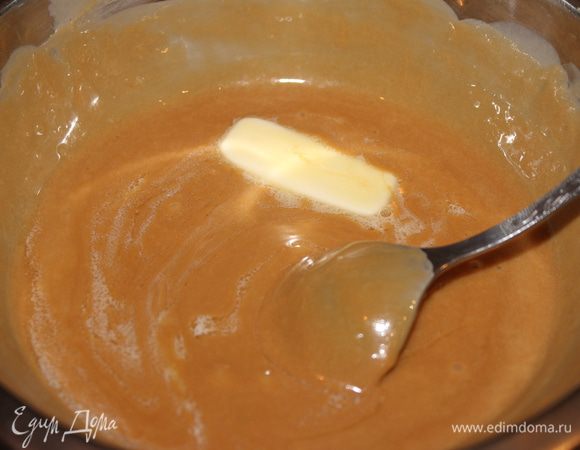 Снять с огня и подмешать сливочное масло (2 ст.л.), чтобы масса получилась гладкой и блестящей
