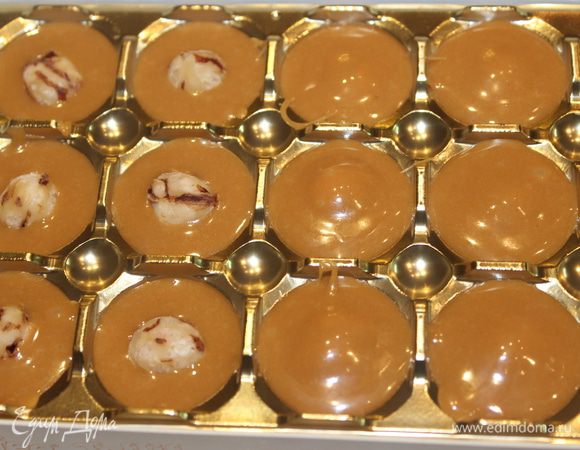 Формочки смазать маслом (можно растительным) и заполнить их расплавленным ирисом. В каждую конфетку в центр вставить по одному целому ореху (орехи предварительно нужно очистить от шелухи) и покрыть снова ирисом