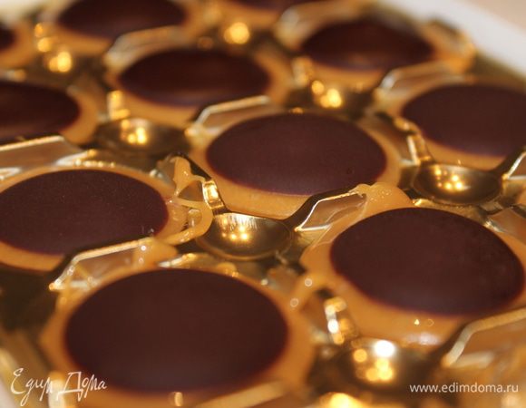 Поставить конфеты в морозильную камеру часа на 4-5. После этого они легко отделяются от стенок формы. Они довольно быстро становятся мягкими