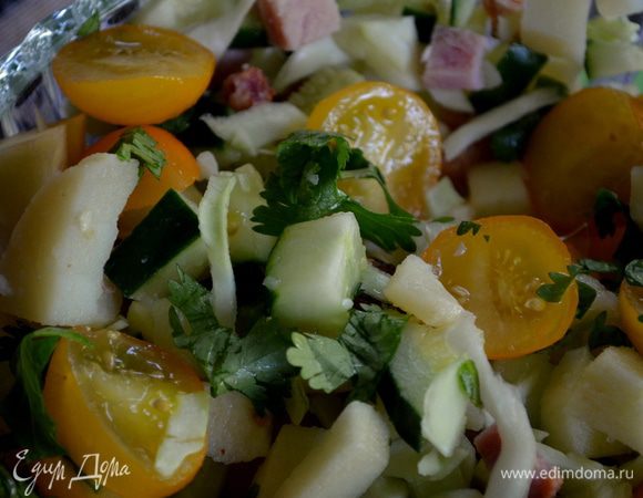 Ветчину, яблоки, картофель, огурец, капусту, помидоры сложить в салатницу, полить майонезом и перемешать.