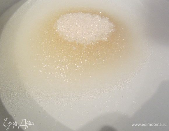 Шоколадная глазурь: Растворяем сахар в воде на плите и доводим сироп до кипения.