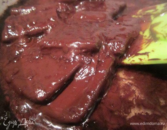 Добавляем шоколад и варим на очень слабом огне или на водяной бане до легкого загустения.