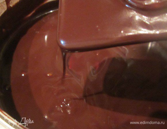 Шоколад должен быть жидковат, но не как вода, чтобы он мог лечь на торт равномерно и гладко. Если густоват, можно добавить немного кипяченой воды.