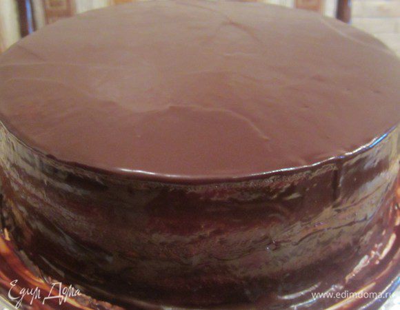 Остужаем глазурь до слегка теплого состояния и поливаем ею наш торт. Льем всю  на середину,дальше глазурь сама будет растекаться равномерно по торту. Раскрою один секрет, если глазурь легла не ровно, просто слегка потрусите тортик и все ляжет как нужно))