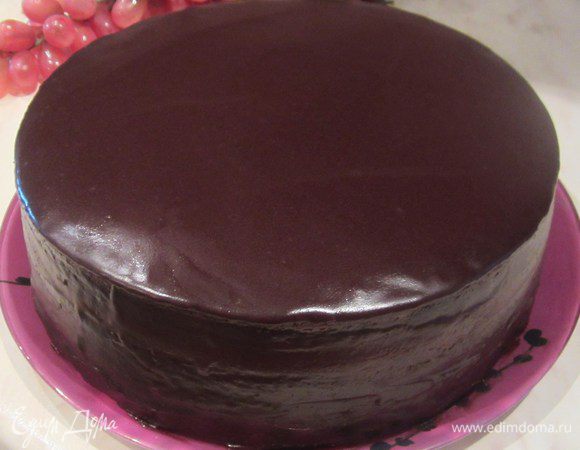 Ставим торт в холодильник до застывания глазури. 