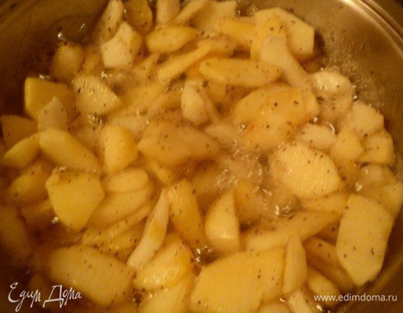 Яблоки разрезать на четвертинки,  почистить от кожицы и семян и порезать пластинками. На сковороду высыпать 90 г сахара, добавить 40 г воды и варить до начала карамелизации сахара.Выложить к сахару яблоки и тушить, помешивая, 7-8 мин. В конце добавить корицу, перемешать и охладить.