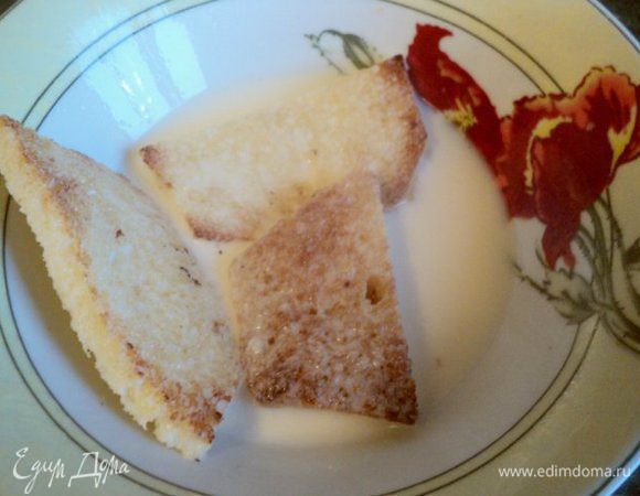 Яйца с сахаром (30 г) слегка взбить венчиком, добавить сливки, размешать. Окунуть в яично-сливочную смесь ломтики хлеба.