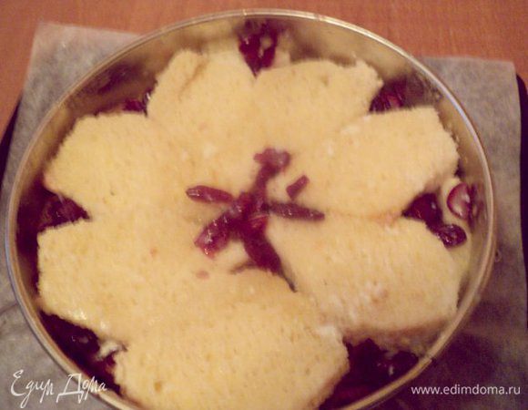 Верх накрыть ломтиками хлеба со сливками, полить оставшейся яично-сливочной смесью. Выпекать при температуре 180 градусов 45-50 мин.