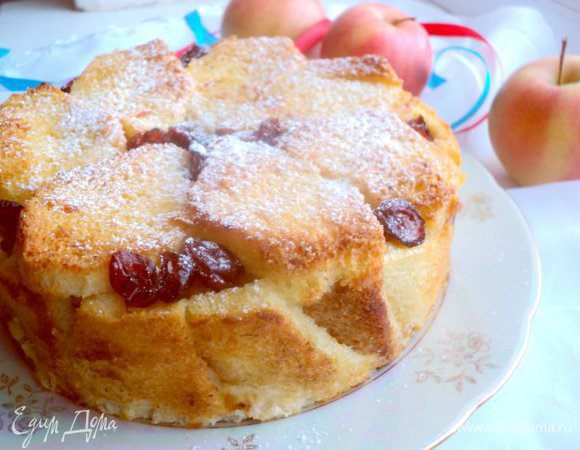 Шарлотку можно подавать теплой, но и холодном виде она очень вкусная. Перед подачей посыпать сахарной пудрой, можно добавить взбитые сливки или шарик мороженного.