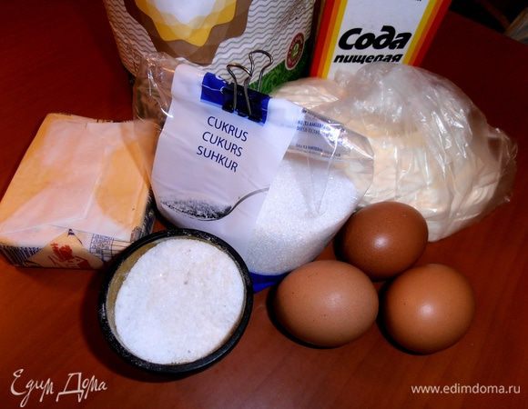 Продукты. Я взяла пачку масла весом 200 г, поэтому количество ингредиентов в рецепте уменьшила в три раза.