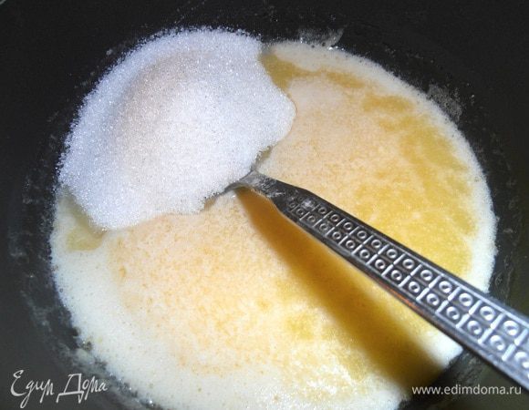 Добавьте сахар (я люблю добавлять везде изюм, поэтому сахар уменьшила до половины стакана).