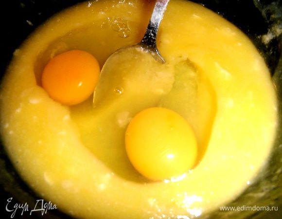В охлажденное масло (я вынесла его на лоджию) вбейте 2 яйца.