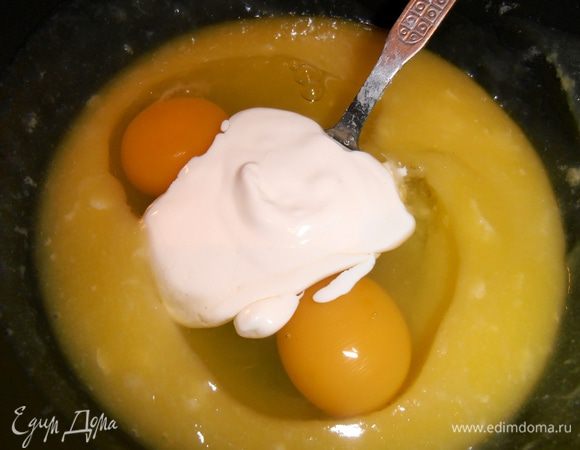 Добавьте 2 ложки сметаны.