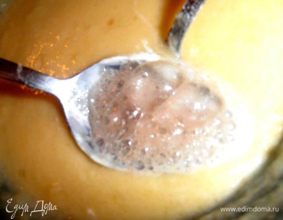 В массу (повара говорят, что нельзя соду напрямую класть на яйца) добавьте соду, гашенную уксусом. У меня яблочный.