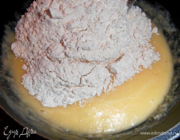 Всыпьте 2 полных стакана муки с солью. Я взвесила и оказалось 250 г муки.