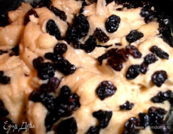 Я добавила в тесто изюм.