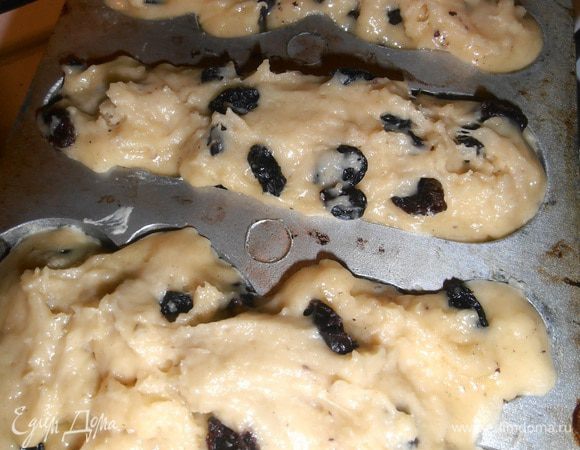 Форму нужно прогреть на огне и смазать растительным маслом. Выложите тесто до краев с помощью двух ложек. Закройте, потом переверните. Так как форма большая, перемещайте ее в стороны, придерживая за ручки, чтобы середина не пригорела. 