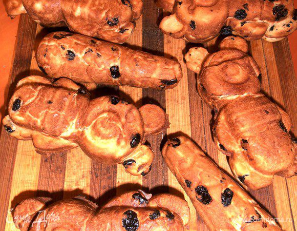 Снимите печенье на доску, смажьте форму маслом и выпекайте дальше.