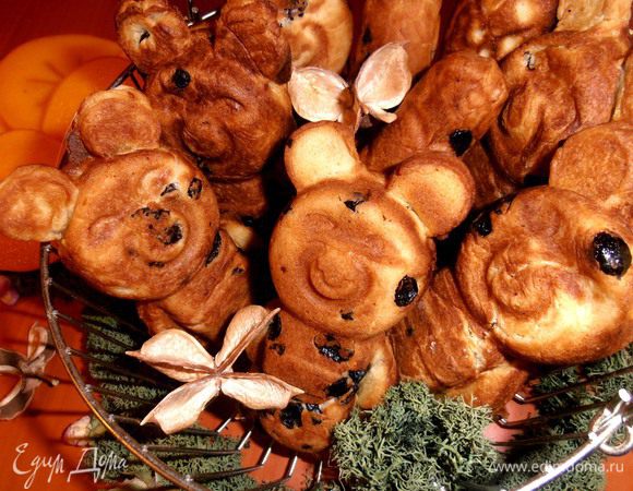 Печенье получается довольно крупное, поэтому мои дети разрезали их вдоль и смазывали сгущенкой.