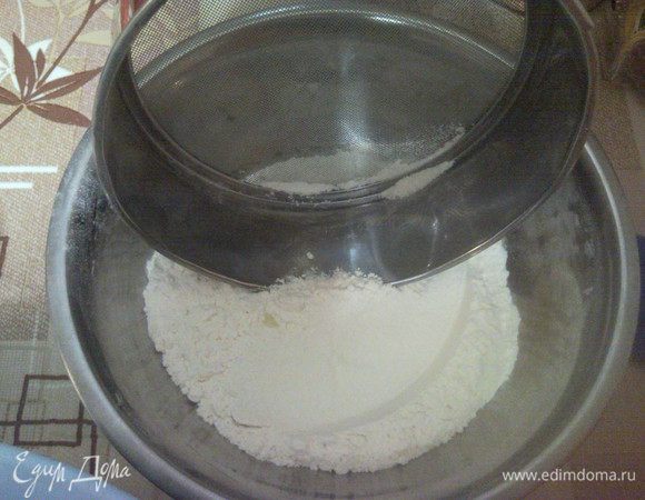 Просеять муку с разрыхлителем, желательно два раза