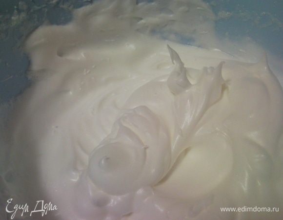 Разделить белки от желтков. Взбить белки до образования пиков (чтобы легче и быстрее взбивались нужно добавить щепотку соли)