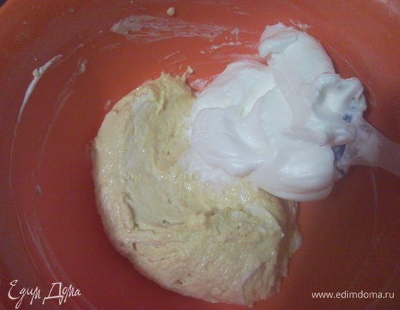 Миксер можно оставить в сторону. Лопаткой добавляем частями взбитые белки, перемешивая снизу вверх и не очень интенсивно, аккуратно, что белки не осели. Масса должна получиться пышной!
Выкладываем в форму с застеленным дном пекарской бумагой (смазывать и посыпать не нужно) и разравниваем лопаткой. Выпекать при температуре 200 -220 и примерно 35-40 минут. 