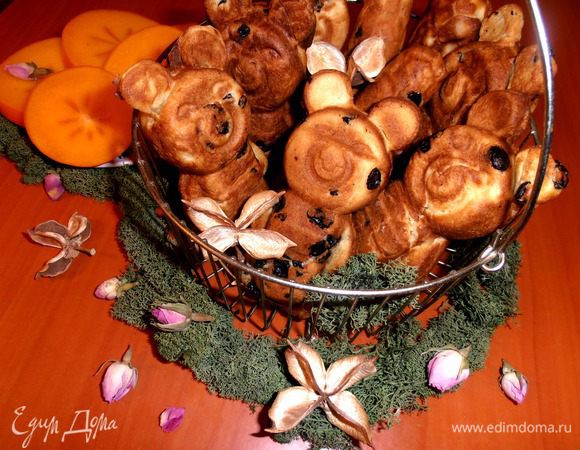 Конечно, не у всех сохранилась такая форма, но можно смело испечь из такого вкусного теста кексы, наполнив формочки на ⅔.