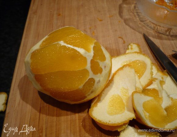 Все три апельсина щедро чистим от кожуры, срезая ее ножом, так чтобы белой кожицы на апельсинах совсем не осталось.