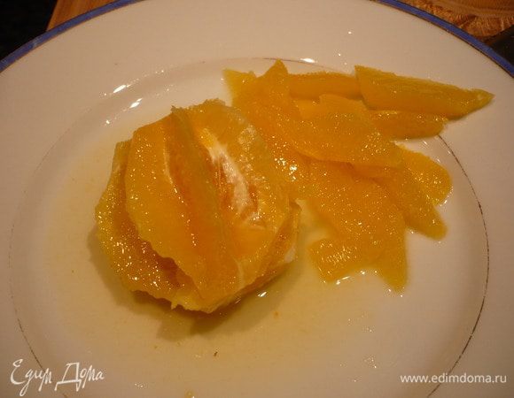 Филетируем наши апельсины, прорезая каждую дольку с двух сторон как можно ближе к пленке. При этом сок апельсинов сохраняем.