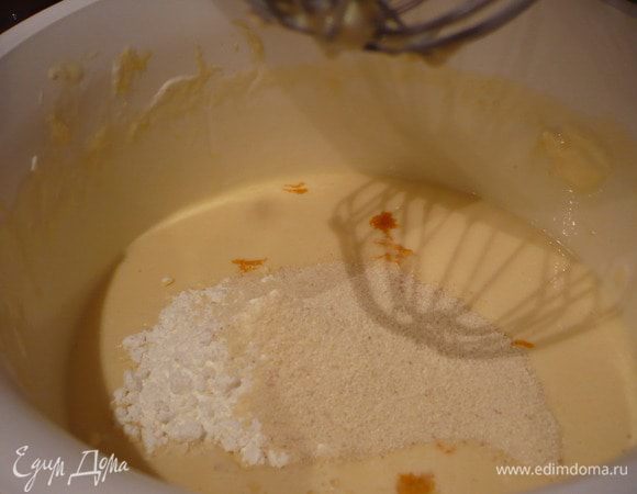 Добавляем крахмал, манку, цедру апельсина и сок апельсинов и лимона. Снова перемешиваем.