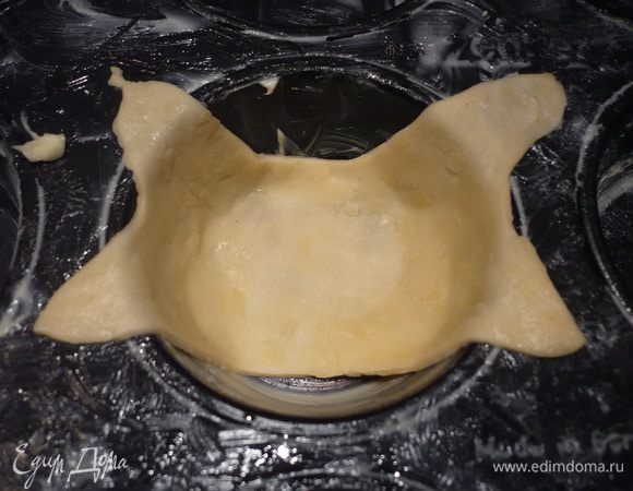 Выкладываем каждый пласт теста в отверстие формы, смазываем маслом и сверху крест-накрест укладываем второй слой, уголочки приподнимаем.
