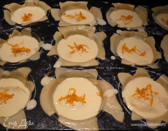 Выкладываем наш крем. Он очень жидкий, но Вы не волнуйтесь, в духовке он непременно застынет. Украшаем полосочками цедры. У меня крем остался и я залила его в смазанную маслом форму для выпечки, поставила в духовку вместе с корзиночками.