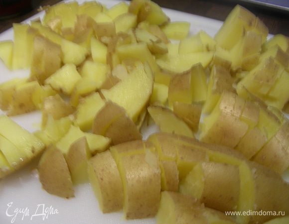 Картофель отвариваем практически до готовности, он должне оставаться слегка твердоватым. Сливаем его, немног остужаем и нарезаем крупными кусочками.
