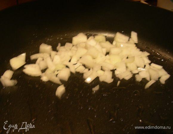 Луковицу шинкуем и обжариваем на растительном масле.
