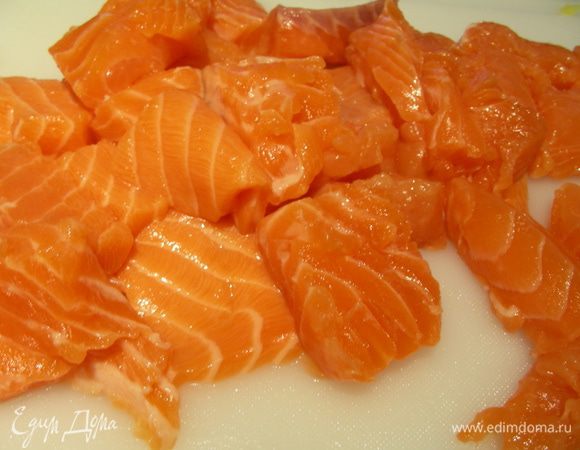 Рыбу режем средними кусочками, лучше покрупнее.
