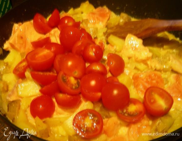 Добавляем в сковороду картофель и рзбу. Готовим на небольшом огне минут 5. Добавляем порезанные напополам помидорчики черри и готовим еще минут 5 до готовности рыбы. При необходимости солим, перчим.
