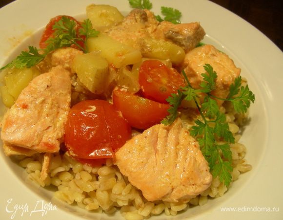 Раскладываем по тарелкам, украшаем кинзой и подаем. К этому блюду хорошо подходит рис и индийские лепешки наан. Приятного аппетита)