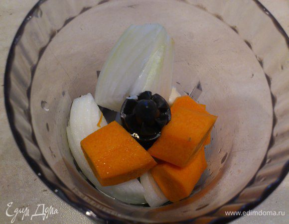 Так же измельчаем лук и морковку.